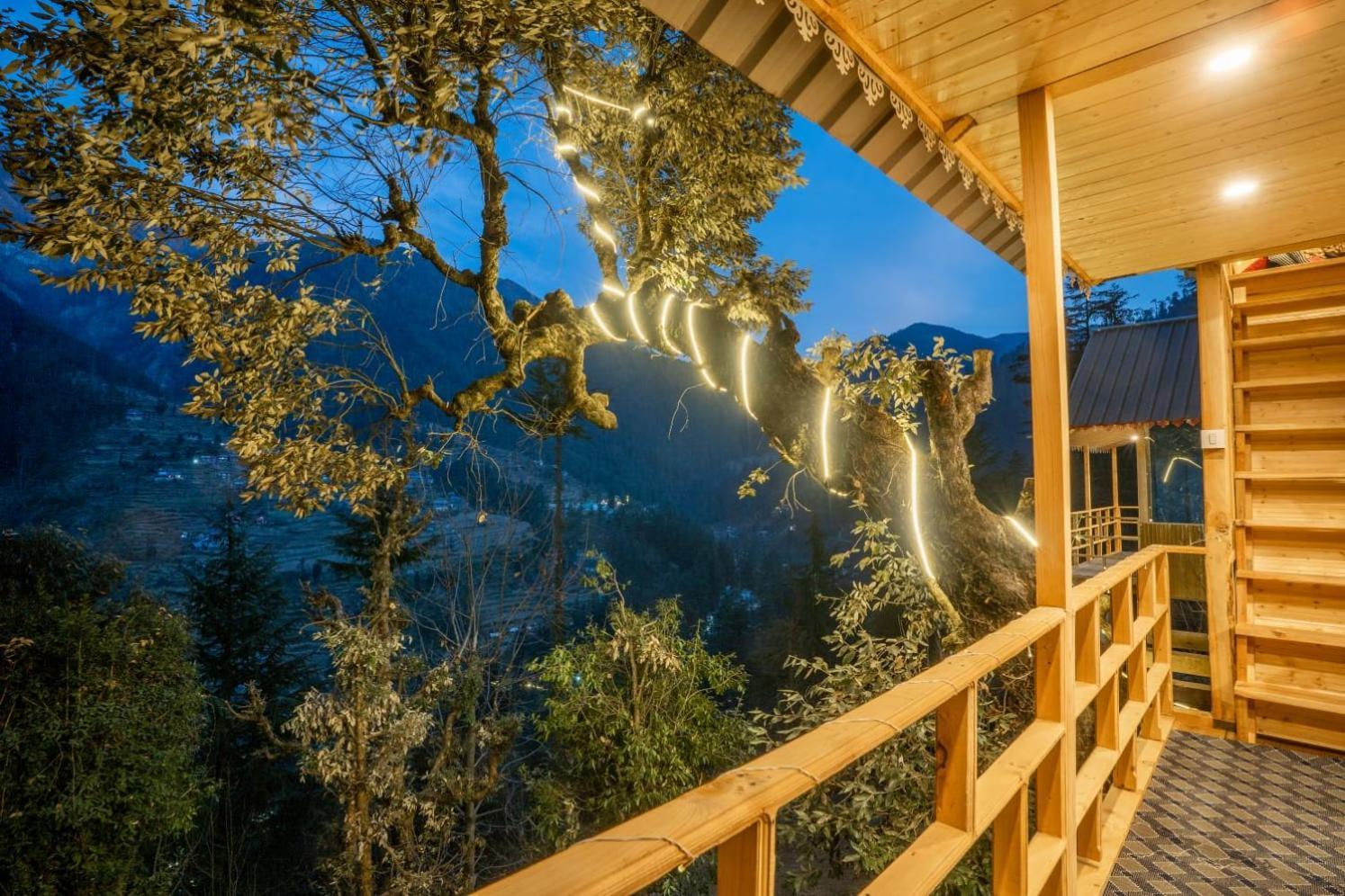 Into The Woods Treehouse Jibhi 빌라 외부 사진